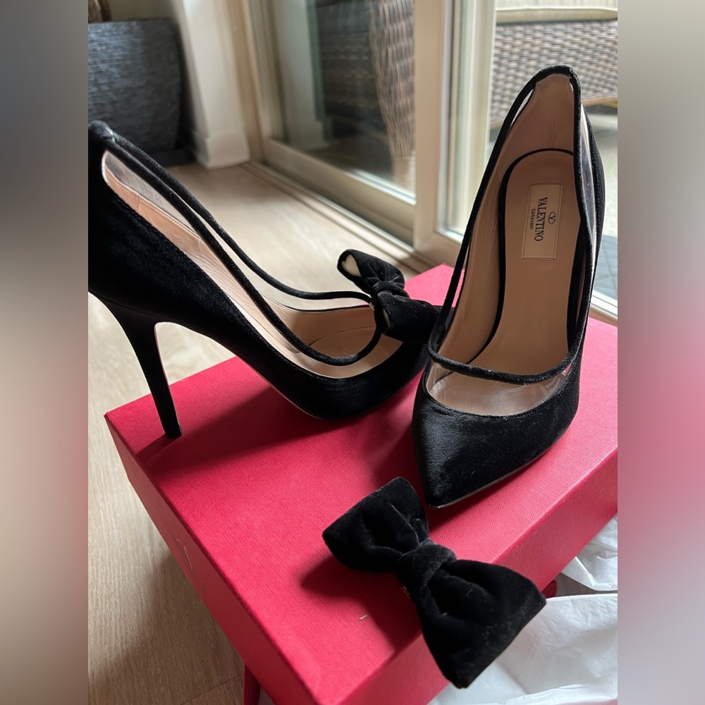 Valentino Garavani stiletto heels size Eu 38 Us 7.5 Worn 2 times